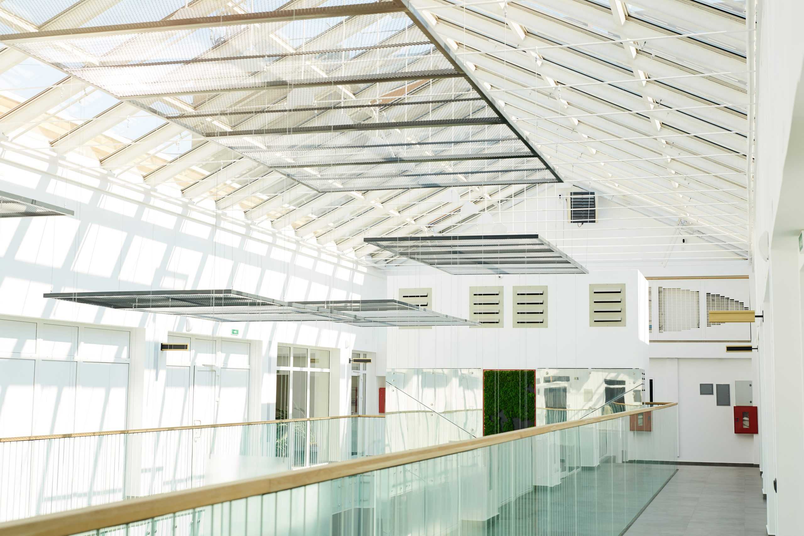 Et glassatrium i en bygning med glasstak. Et selskap som produserer klimaanlegg og innvendig kjøling